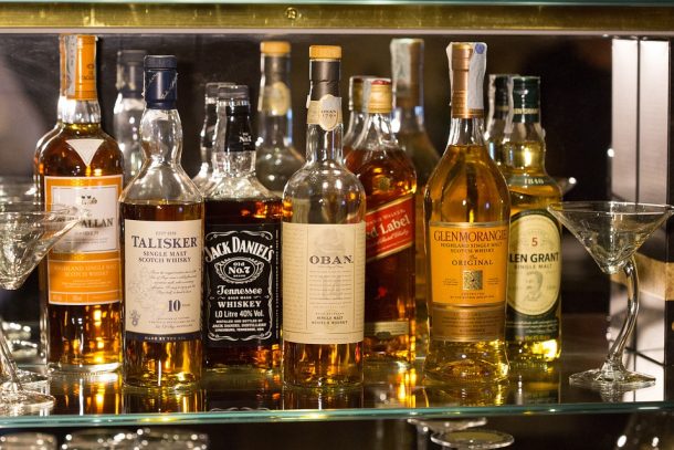 ¿Cuál es la diferencia entre ginebra y whisky?
