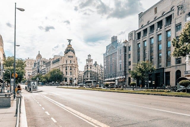 Calle Alcalá de Madrid en verano