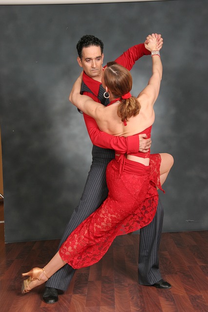 hombre y mujer bailando