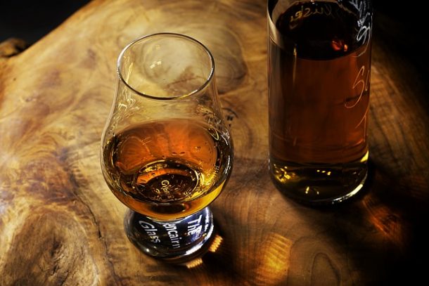 vaso y botella de whisky