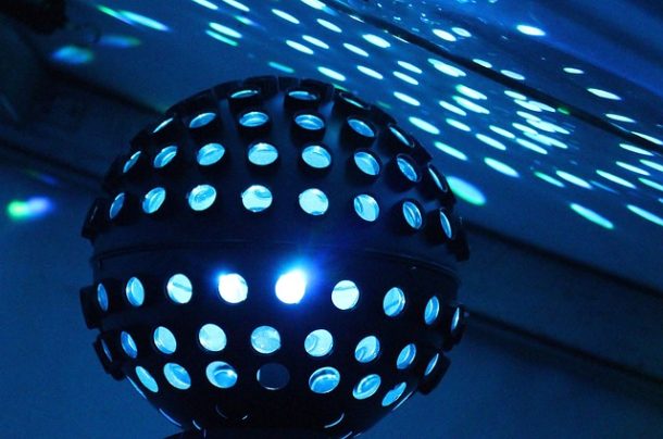 bola de iluminación en una discoteca