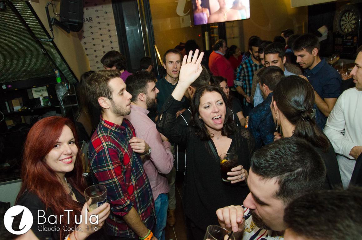 Gente disfrutando de la fiesta y un cumpleaños en Bar Tula